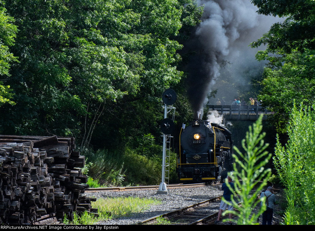 RBMN 2102 storms through Mahoney Junction 